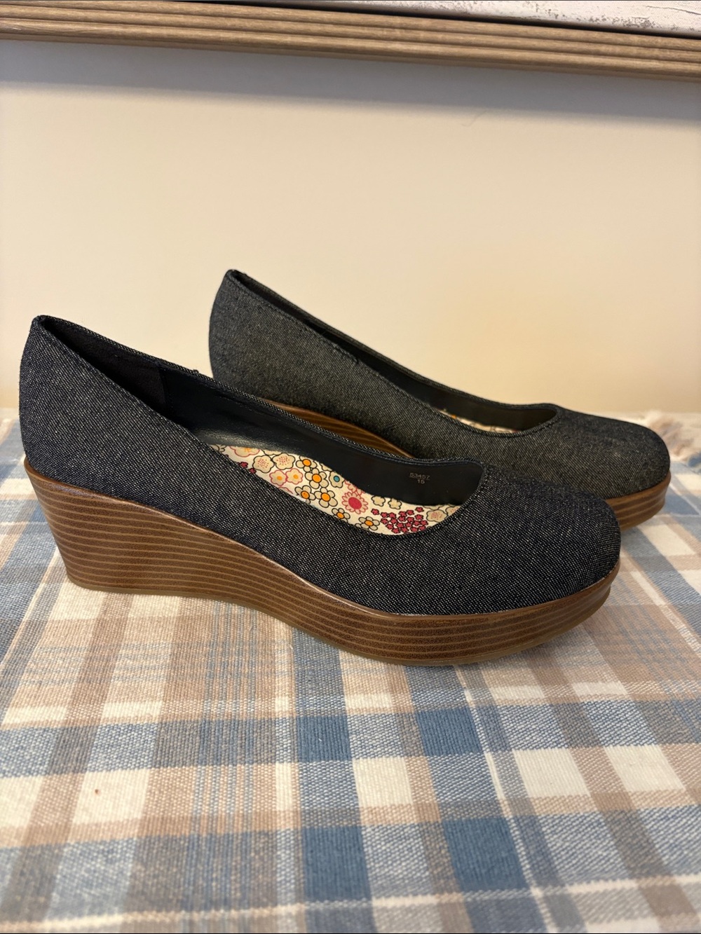 NWT American Eagle Dark Denim Wedges Floral-Insole size 5.5